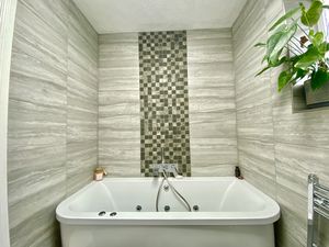 Main Bathroom- click for photo gallery